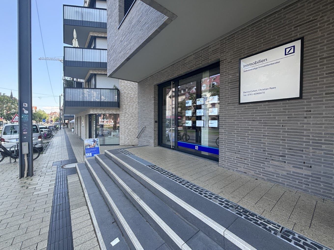 Eingang des B&uuml;ros in der Habsburgerstra&szlig;e 101 in Freiburg mit dem Schild &bdquo;Immobilien &ndash; Selbst&auml;ndige Immobilienberater, Dennis Cofani, Christian Rees&ldquo;